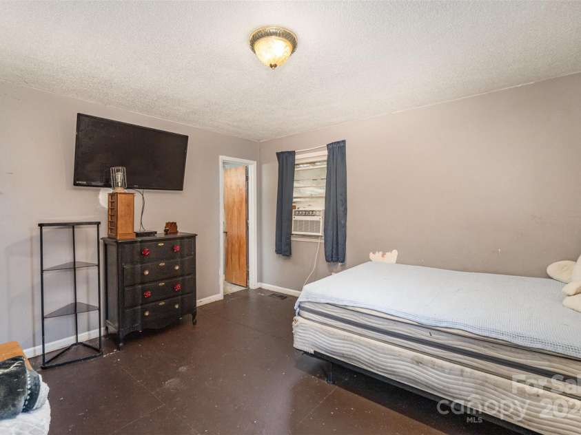 108 Leslie Drive, Shelby, NC 28152.  MLS# CAR4197412, YatesRealty ID 7909. 