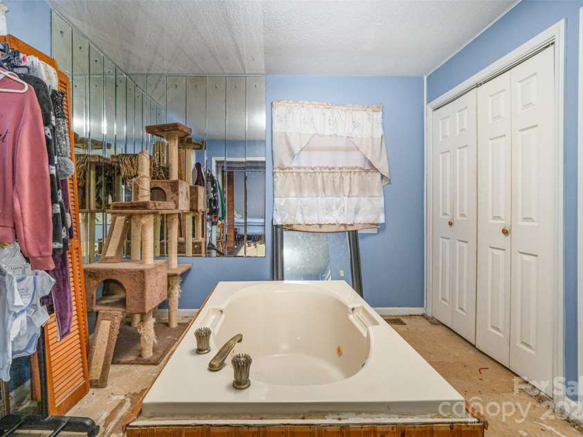 108 Leslie Drive, Shelby, NC 28152.  MLS# CAR4197412, YatesRealty ID 7909. 