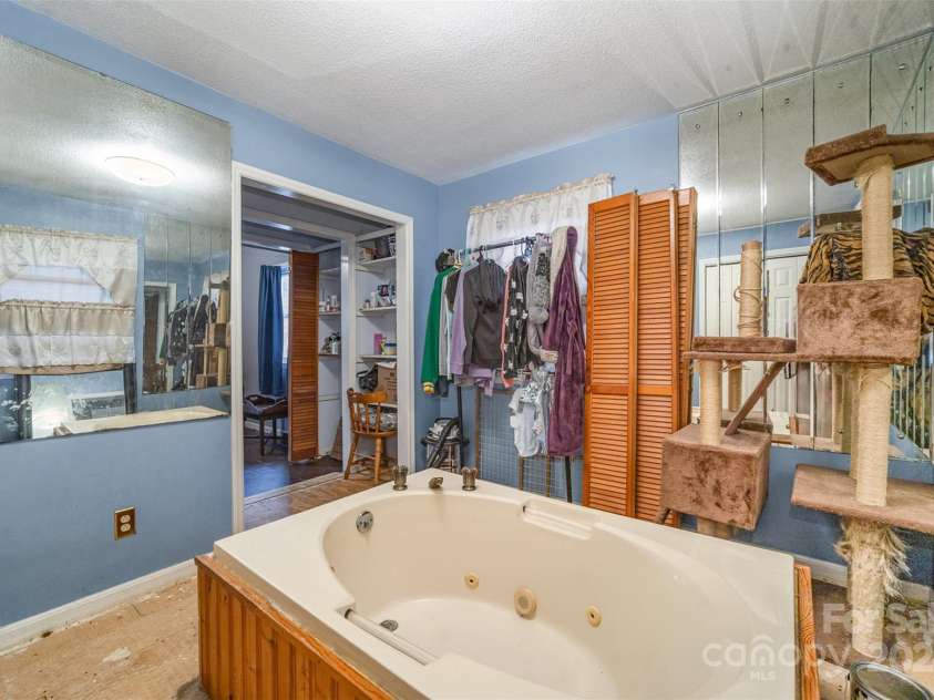 108 Leslie Drive, Shelby, NC 28152.  MLS# CAR4197412, YatesRealty ID 7909. 