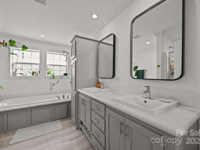 15 Luther Woods Drive, Candler, NC 28715.  MLS# CAR4225805, YatesRealty ID 791. 