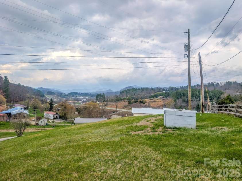 107 Mockingbird Lane, Burnsville, NC 28714.  MLS# CAR4362742, YatesRealty ID 7911. 