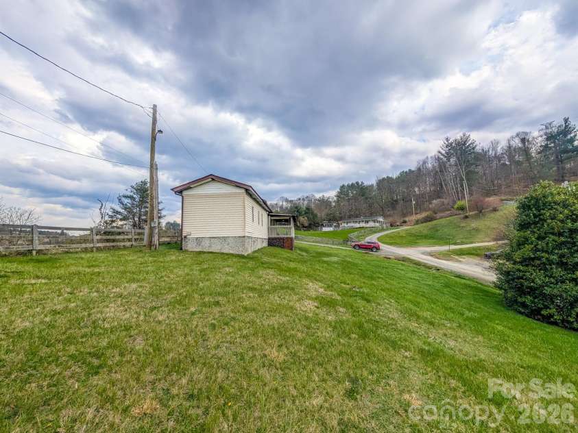 107 Mockingbird Lane, Burnsville, NC 28714.  MLS# CAR4362742, YatesRealty ID 7911. 