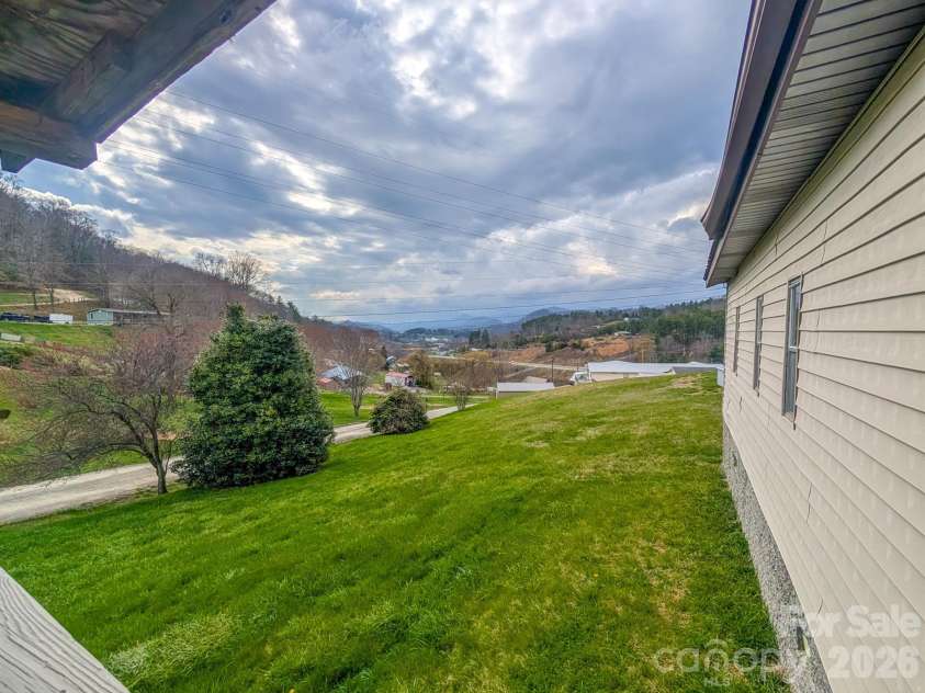 107 Mockingbird Lane, Burnsville, NC 28714.  MLS# CAR4362742, YatesRealty ID 7911. 