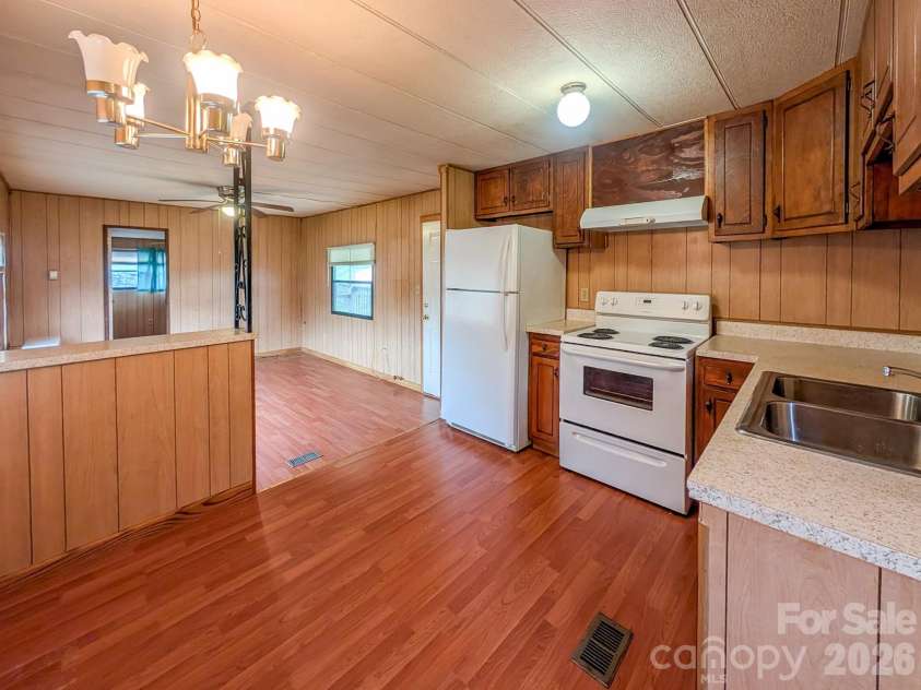 107 Mockingbird Lane, Burnsville, NC 28714.  MLS# CAR4362742, YatesRealty ID 7911. 