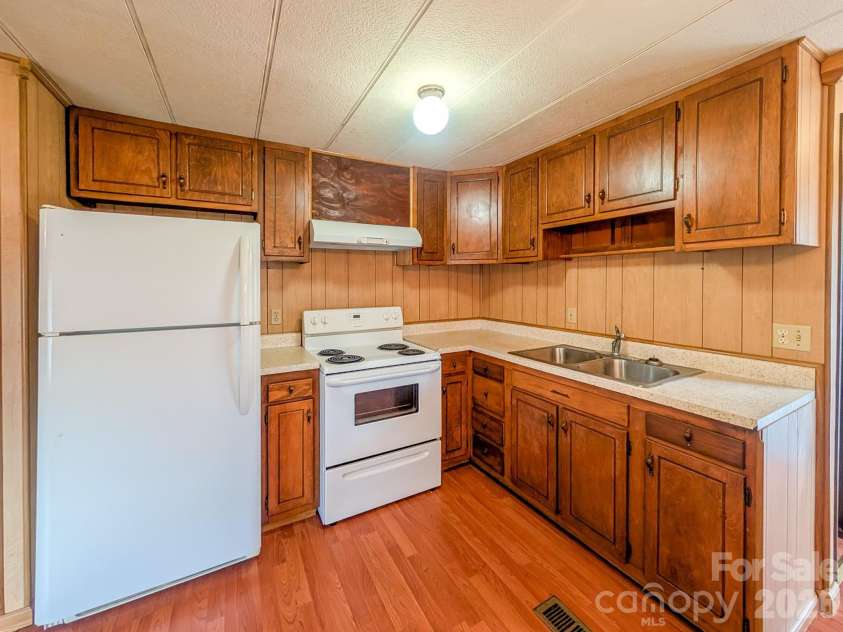 107 Mockingbird Lane, Burnsville, NC 28714.  MLS# CAR4362742, YatesRealty ID 7911. 