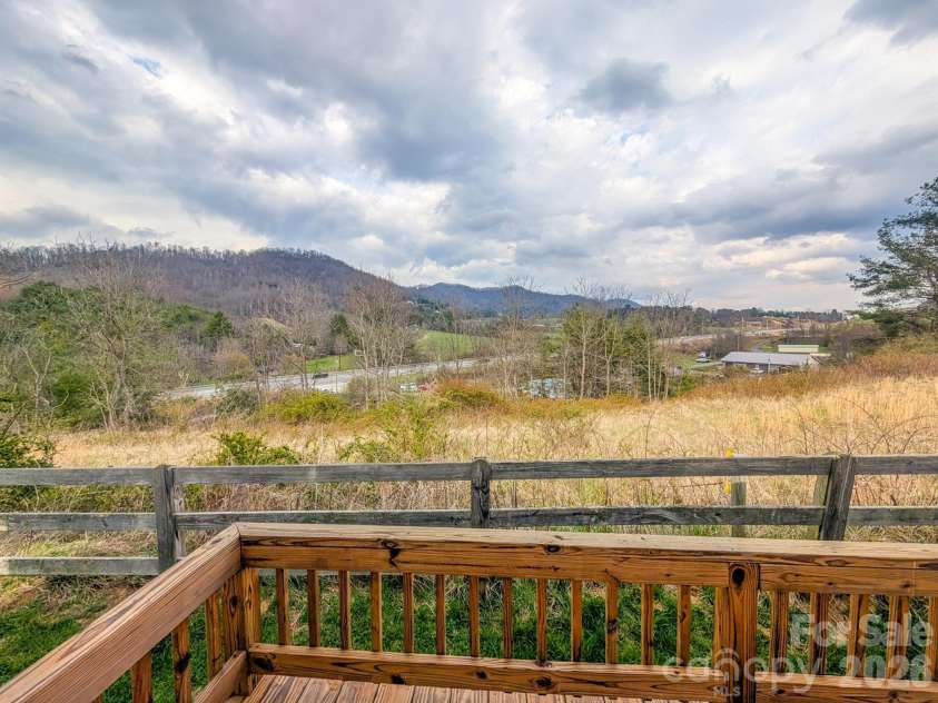 107 Mockingbird Lane, Burnsville, NC 28714.  MLS# CAR4362742, YatesRealty ID 7911. 