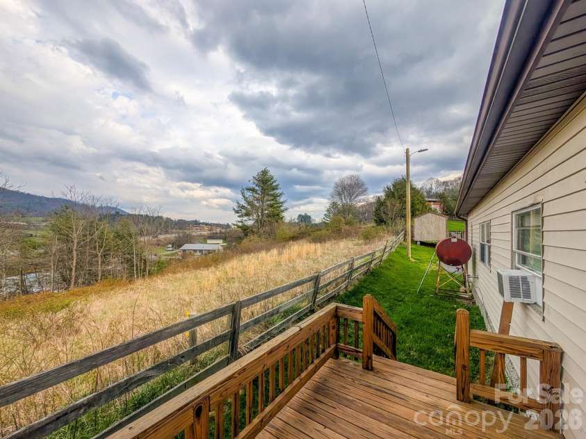 107 Mockingbird Lane, Burnsville, NC 28714.  MLS# CAR4362742, YatesRealty ID 7911. 