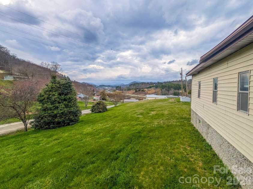 107 Mockingbird Lane, Burnsville, NC 28714.  MLS# CAR4362742, YatesRealty ID 7911. 