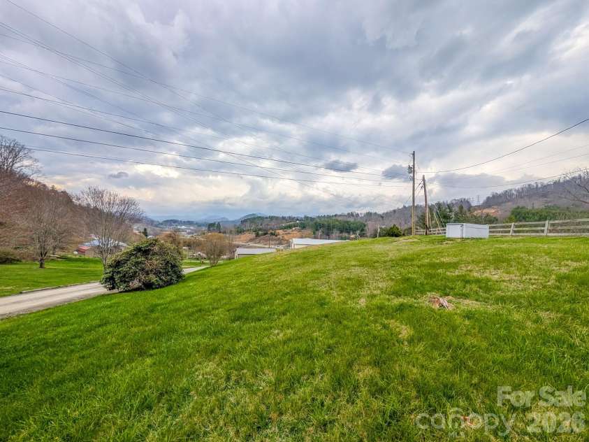 107 Mockingbird Lane, Burnsville, NC 28714.  MLS# CAR4362742, YatesRealty ID 7911. 