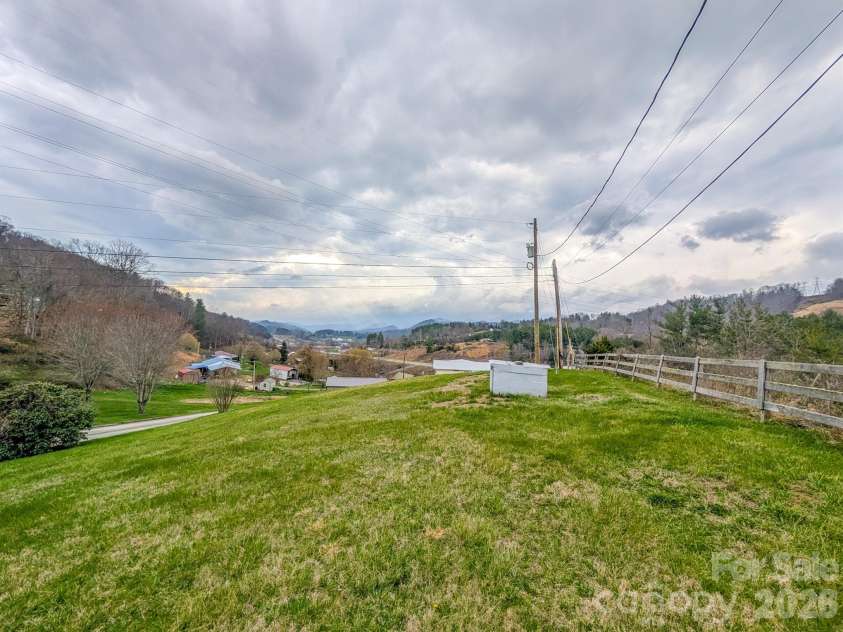 107 Mockingbird Lane, Burnsville, NC 28714.  MLS# CAR4362742, YatesRealty ID 7911. 