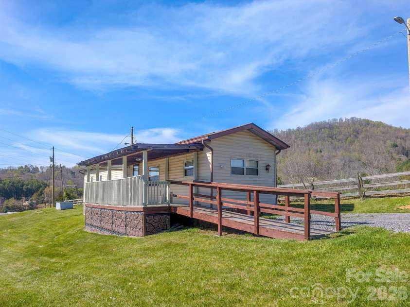 107 Mockingbird Lane, Burnsville, NC 28714.  MLS# CAR4362742, YatesRealty ID 7911. 