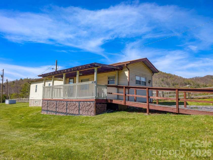 107 Mockingbird Lane, Burnsville, NC 28714.  MLS# CAR4362742, YatesRealty ID 7911. 