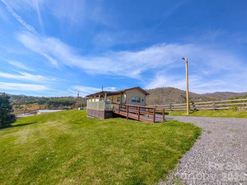 107 Mockingbird Lane, Burnsville, NC 28714.  MLS# CAR4362742, YatesRealty ID 7911. 