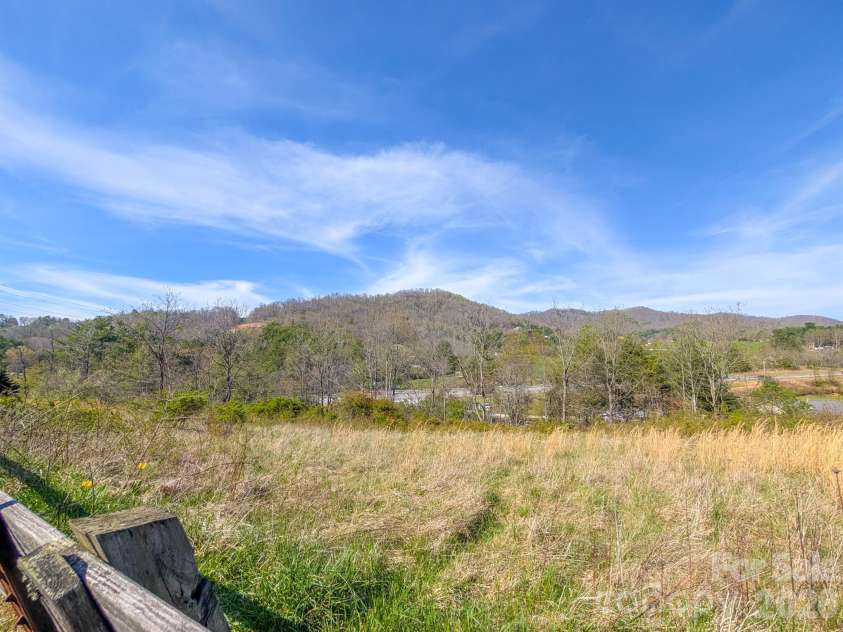 107 Mockingbird Lane, Burnsville, NC 28714.  MLS# CAR4362742, YatesRealty ID 7911. 
