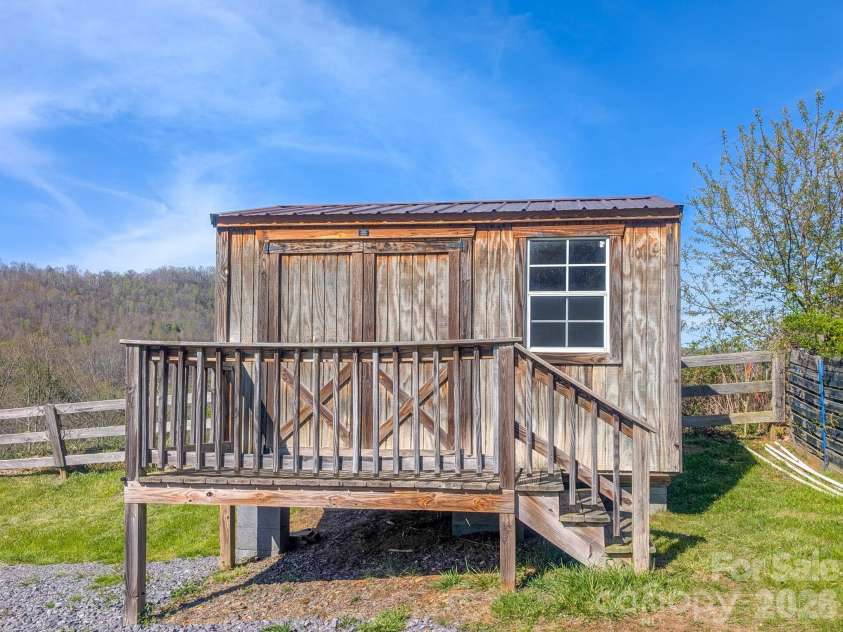 107 Mockingbird Lane, Burnsville, NC 28714.  MLS# CAR4362742, YatesRealty ID 7911. 