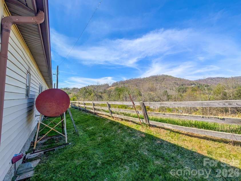 107 Mockingbird Lane, Burnsville, NC 28714.  MLS# CAR4362742, YatesRealty ID 7911. 