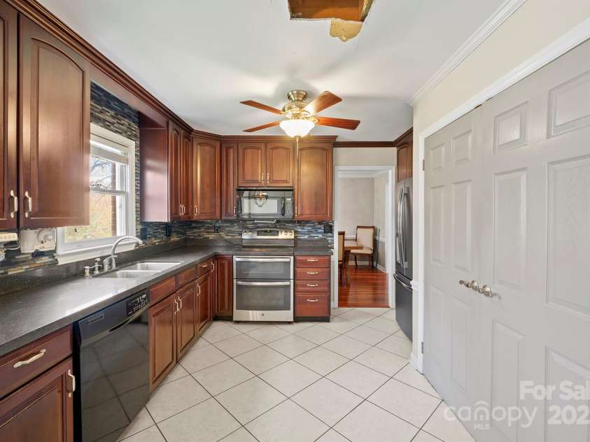 16417 Grapperhall Drive, Huntersville, NC 28078.  MLS# CAR4234570, YatesRealty ID 7913. 