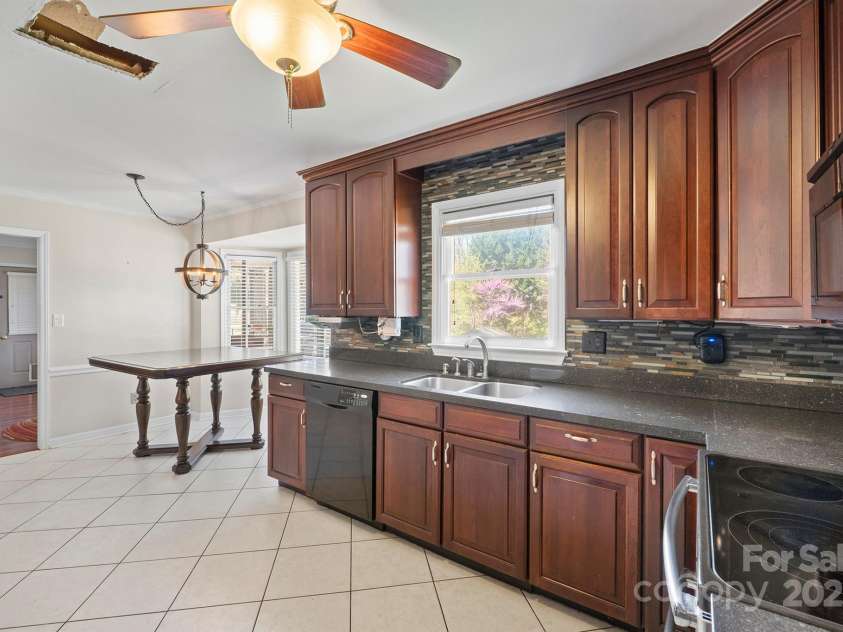 16417 Grapperhall Drive, Huntersville, NC 28078.  MLS# CAR4234570, YatesRealty ID 7913. 