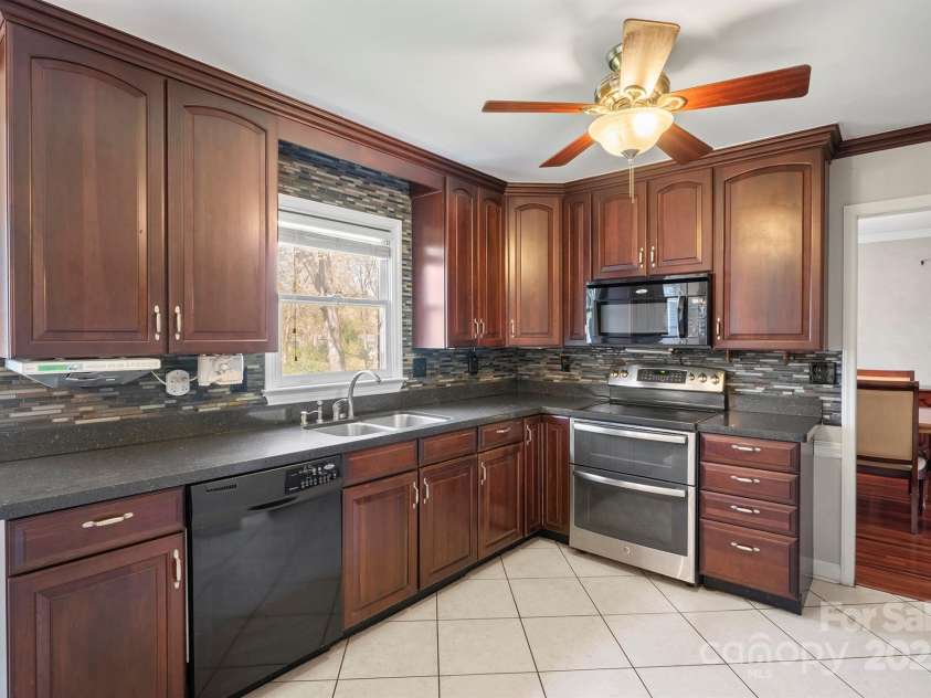 16417 Grapperhall Drive, Huntersville, NC 28078.  MLS# CAR4234570, YatesRealty ID 7913. Kitchen