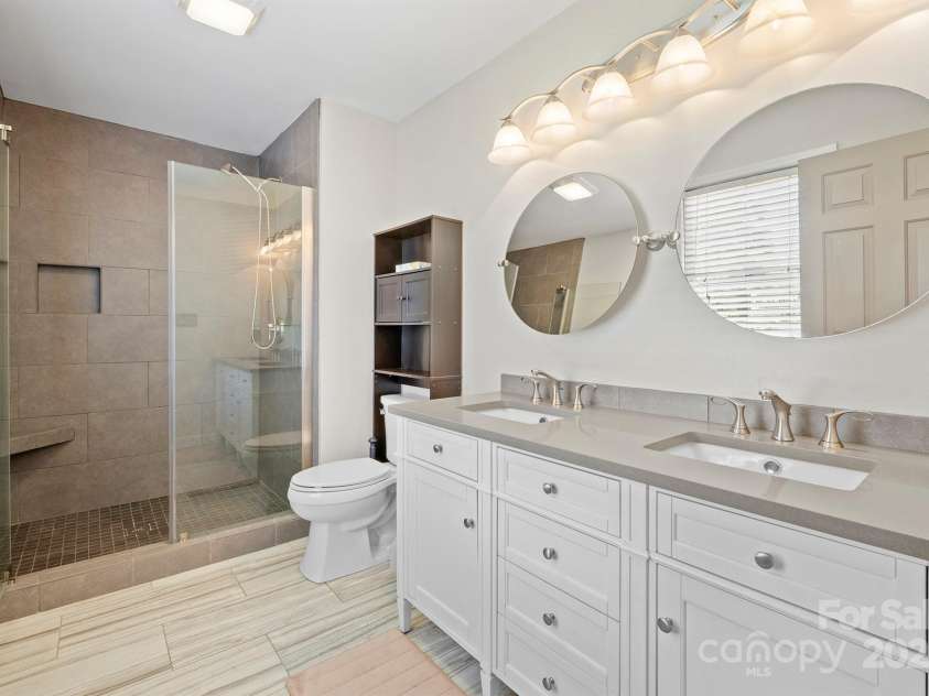 16417 Grapperhall Drive, Huntersville, NC 28078.  MLS# CAR4234570, YatesRealty ID 7913. Primary bathroom