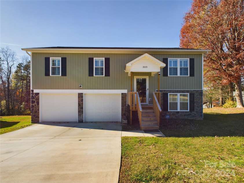 3215 24th Street, Hickory, NC 28601.  MLS# CAR4203290, YatesRealty ID 7914. 