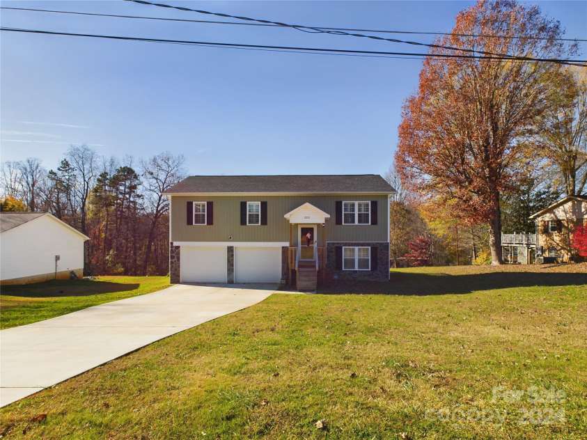 3215 24th Street, Hickory, NC 28601.  MLS# CAR4203290, YatesRealty ID 7914. 