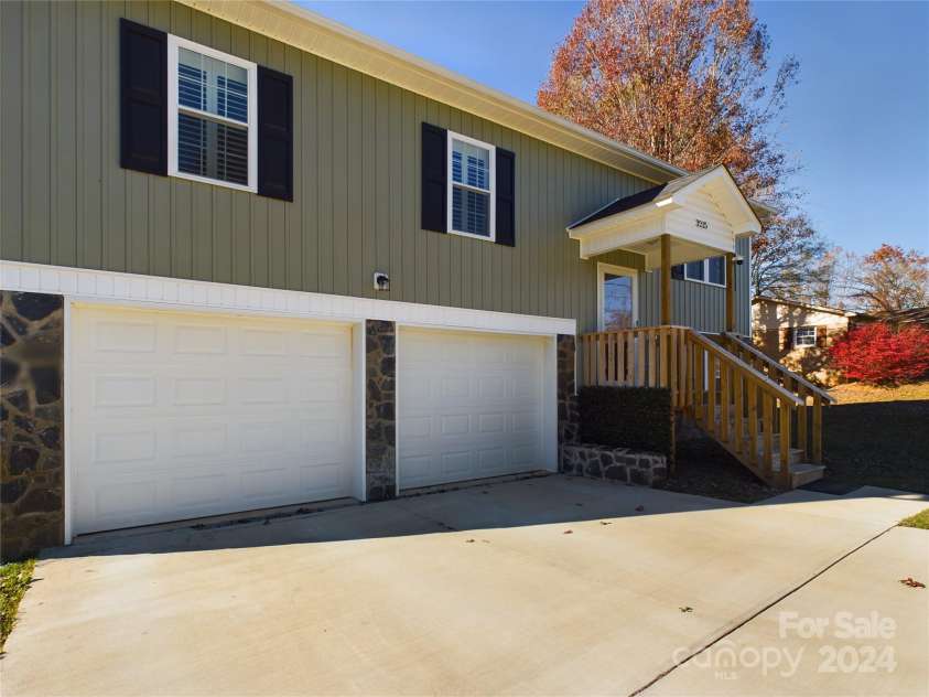 3215 24th Street, Hickory, NC 28601.  MLS# CAR4203290, YatesRealty ID 7914. 