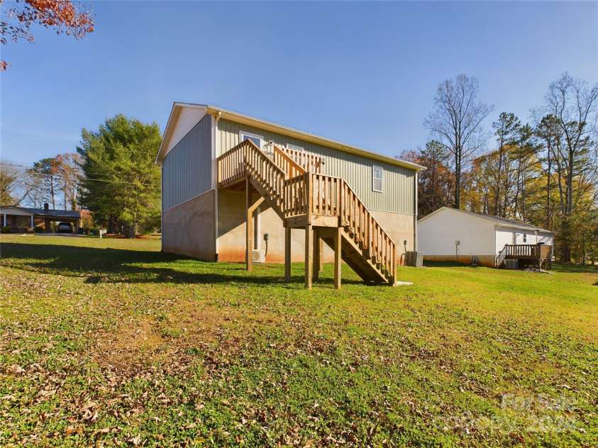 3215 24th Street, Hickory, NC 28601.  MLS# CAR4203290, YatesRealty ID 7914. 