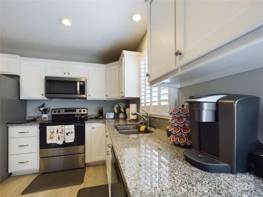 3215 24th Street, Hickory, NC 28601.  MLS# CAR4203290, YatesRealty ID 7914. 