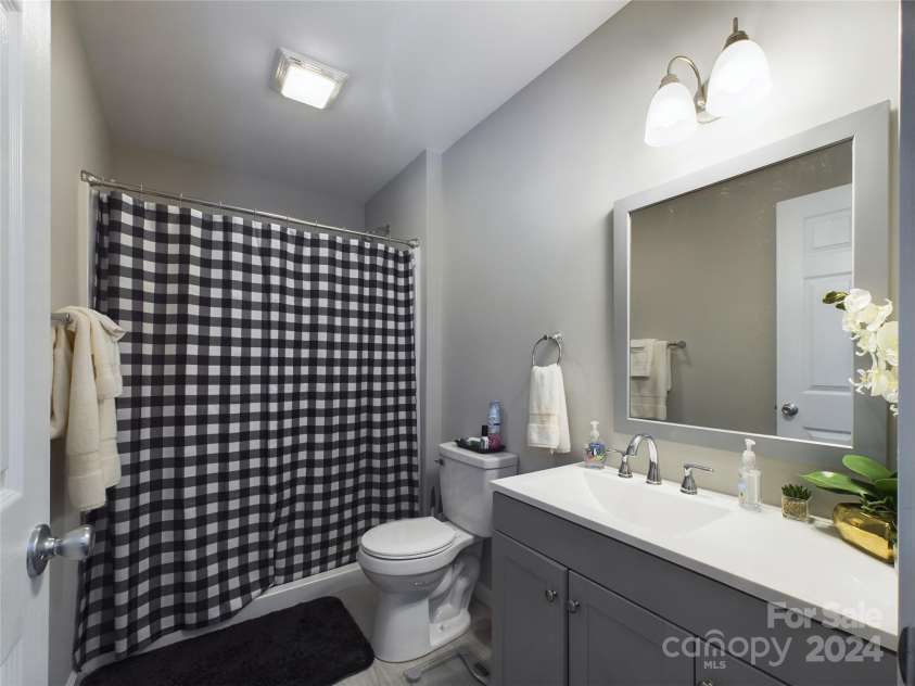 3215 24th Street, Hickory, NC 28601.  MLS# CAR4203290, YatesRealty ID 7914. 