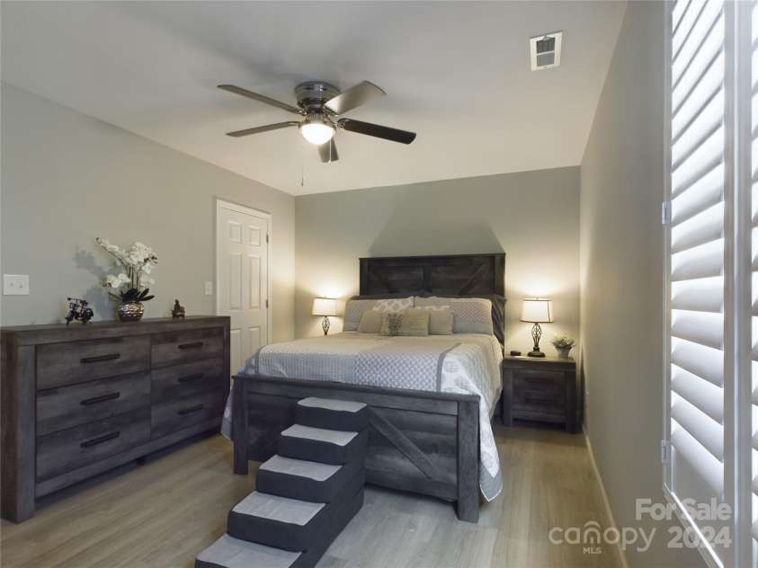 3215 24th Street, Hickory, NC 28601.  MLS# CAR4203290, YatesRealty ID 7914. 