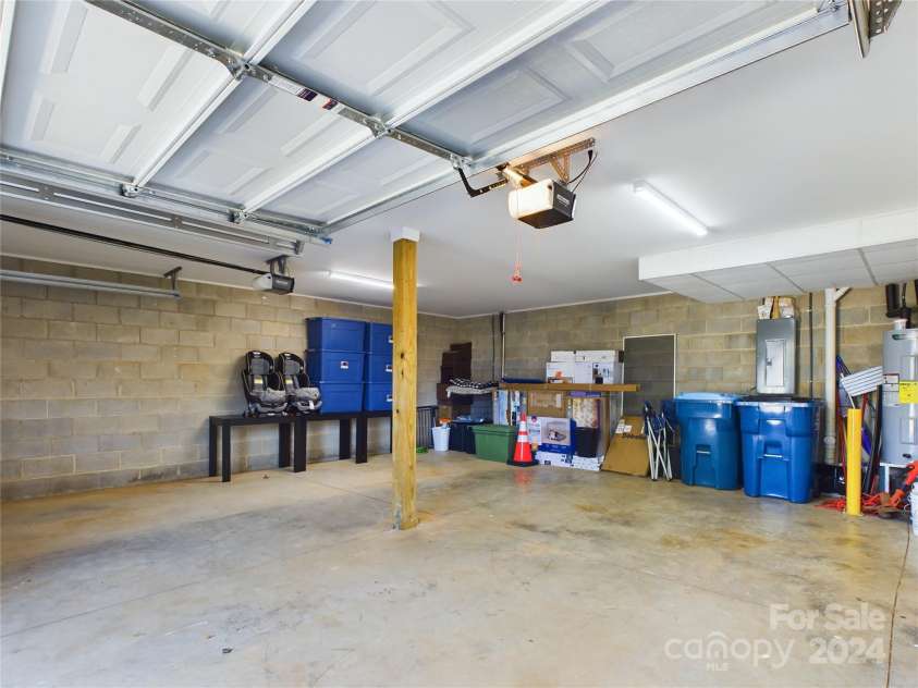 3215 24th Street, Hickory, NC 28601.  MLS# CAR4203290, YatesRealty ID 7914. 