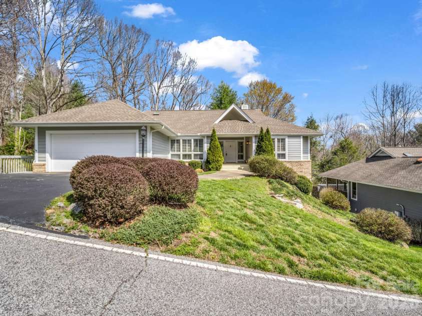 111 Broadmoor Drive, Flat Rock, NC 28731.  MLS# CAR4358626, YatesRealty ID 7915. Easy in and out