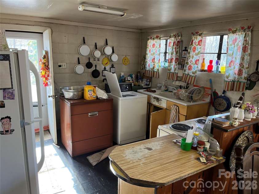 579 Lakey Gap Road, Black Mountain, NC 28711.  MLS# CAR4341630, YatesRealty ID 7918. 