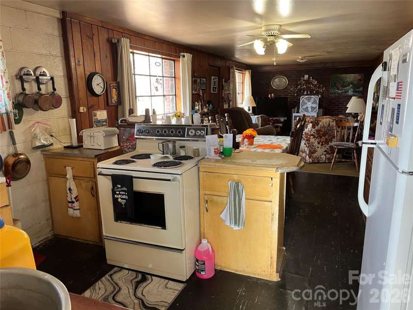 579 Lakey Gap Road, Black Mountain, NC 28711.  MLS# CAR4341630, YatesRealty ID 7918. 