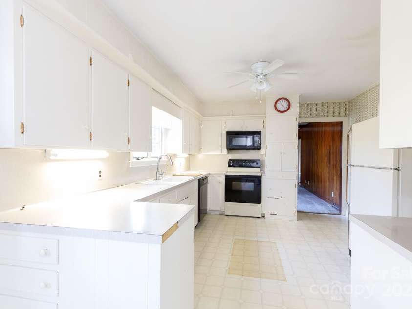 829 Rawlinson Road, Rock Hill, SC 29732.  MLS# CAR4207227, YatesRealty ID 7918. 