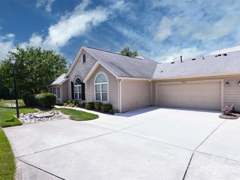 4723 Polo Gate Boulevard, Charlotte, NC 28216.  MLS# CAR4279746, YatesRealty ID 792. 