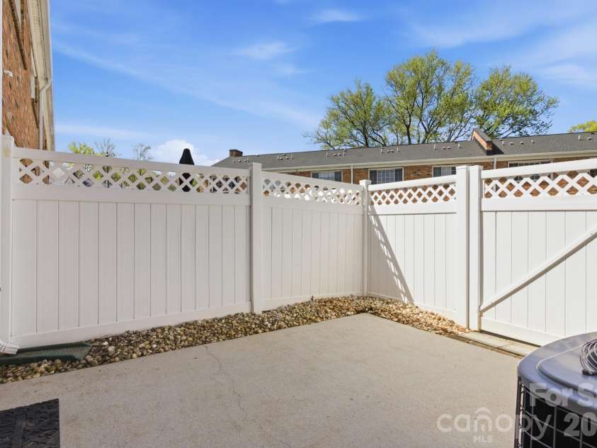 1336 Green Oaks Lane, Charlotte, NC 28205.  MLS# CAR4362743, YatesRealty ID 7921. 