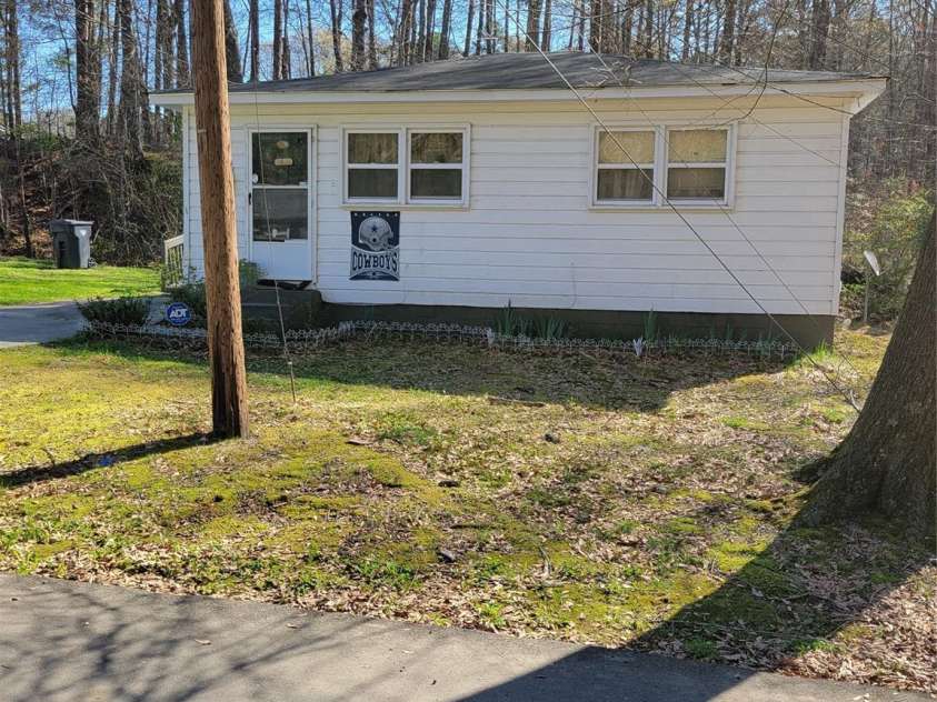 408 Starr Street, Dallas, NC 28034.  MLS# CAR4360183, YatesRealty ID 7923. 410 S Starr