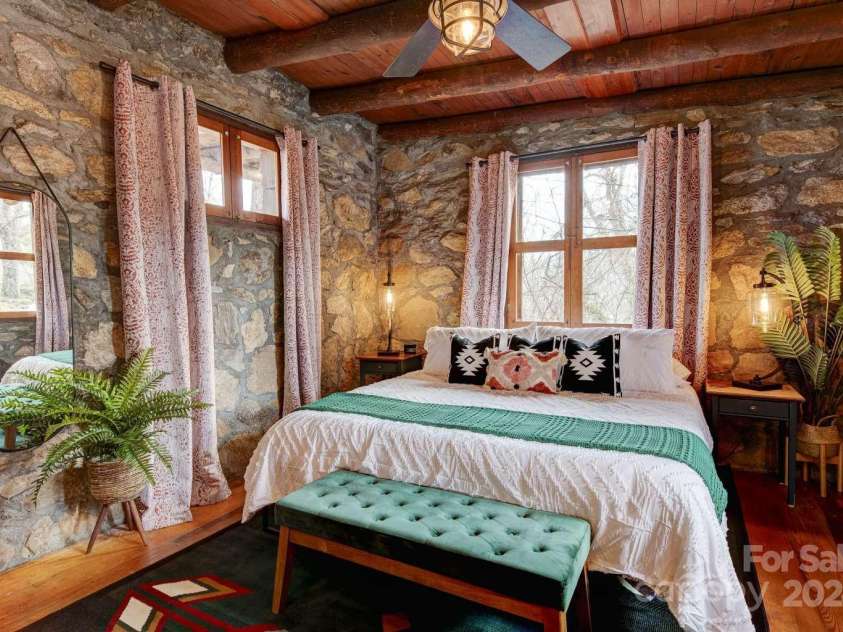 109 Dolan Road, Waynesville, NC 28786.  MLS# CAR4171356, YatesRealty ID 7926. 
