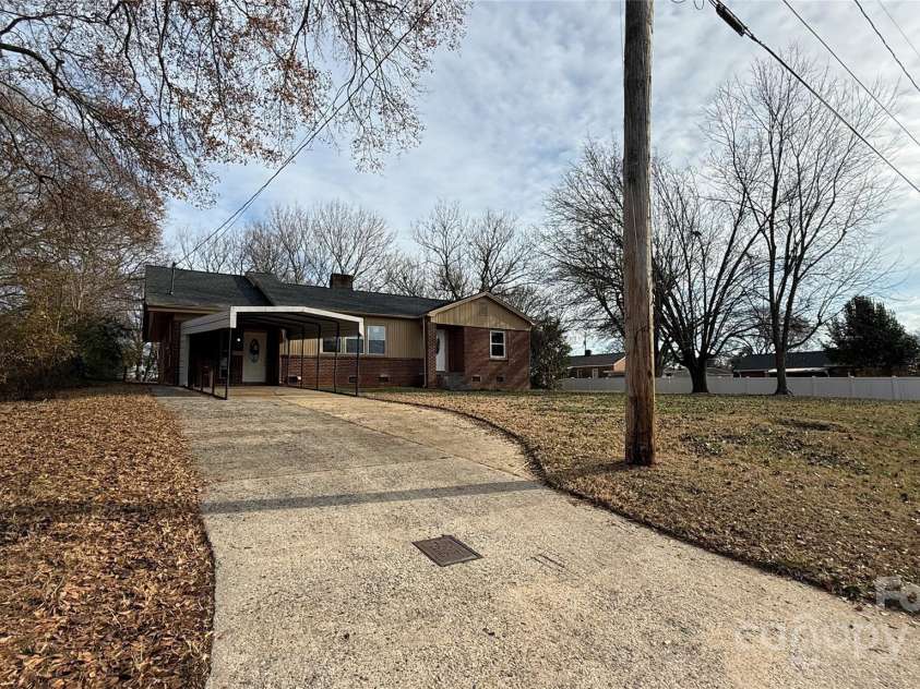 809 Howard Street, Shelby, NC 28152.  MLS# CAR4333326, YatesRealty ID 7926. 