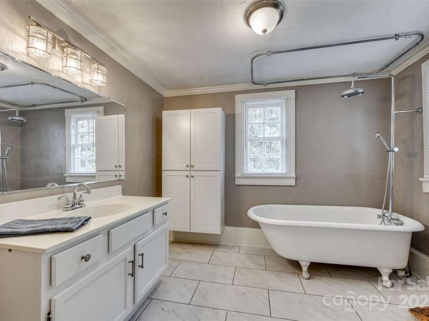 203 Kings Mountain Street, Clover, SC 29710.  MLS# CAR4277270, YatesRealty ID 7932. Upstairs Full Bath