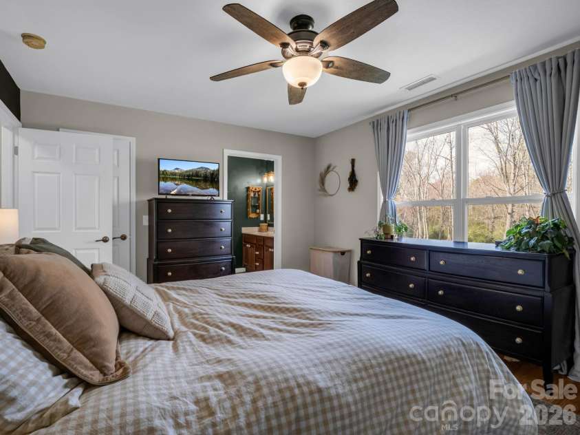 22 Macks Way, Hendersonville, NC 28739.  MLS# CAR4362721, YatesRealty ID 7936. 