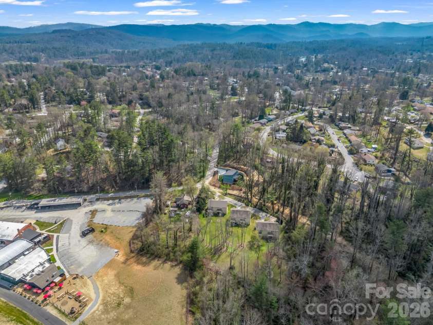 22 Macks Way, Hendersonville, NC 28739.  MLS# CAR4362721, YatesRealty ID 7936. 