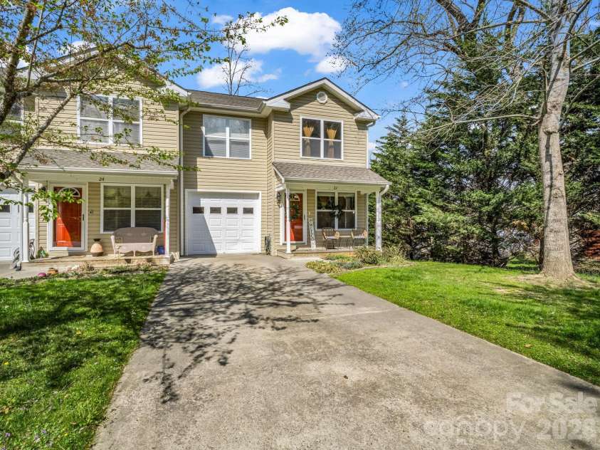 22 Macks Way, Hendersonville, NC 28739.  MLS# CAR4362721, YatesRealty ID 7936. 