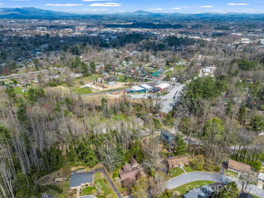 22 Macks Way, Hendersonville, NC 28739.  MLS# CAR4362721, YatesRealty ID 7936. 