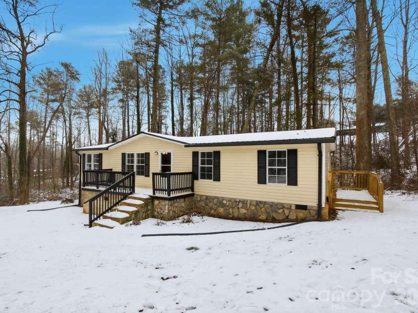 517 Ridgeway Place, Lenoir, NC 26845.  MLS# CAR4345699, YatesRealty ID 7938. 