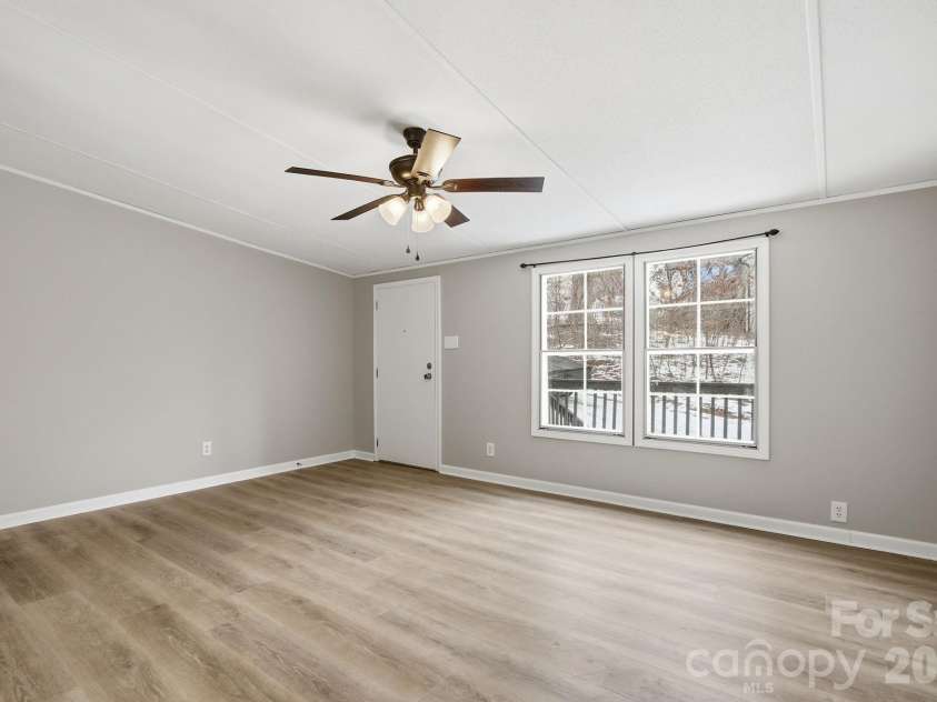 517 Ridgeway Place, Lenoir, NC 26845.  MLS# CAR4345699, YatesRealty ID 7938. 