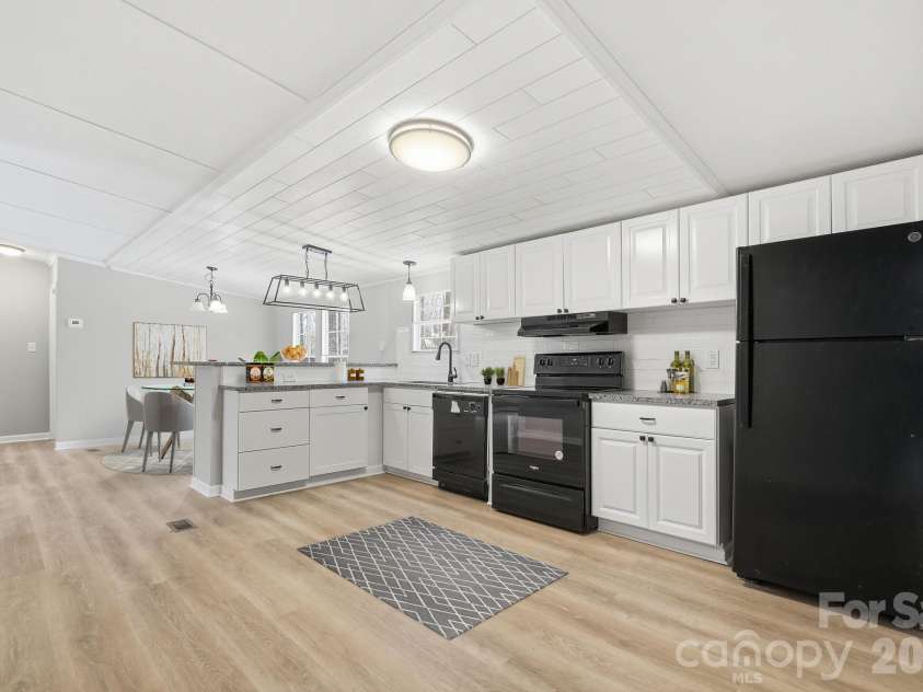 517 Ridgeway Place, Lenoir, NC 26845.  MLS# CAR4345699, YatesRealty ID 7938. 