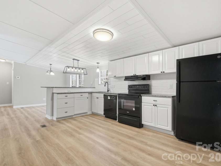 517 Ridgeway Place, Lenoir, NC 26845.  MLS# CAR4345699, YatesRealty ID 7938. 